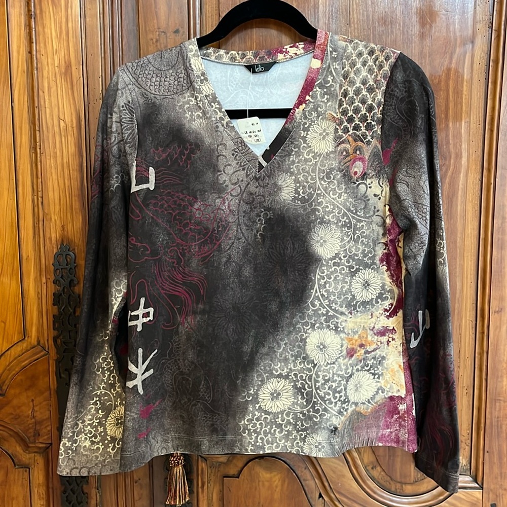 Kello v-neck long sleeve top with dragon motif NWT
